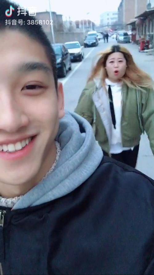 三观被刷新!抖音里的高颜值小哥有个200斤的女