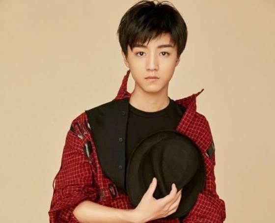 明星用微博小号干什么?胡歌放飞自我,王俊凯用