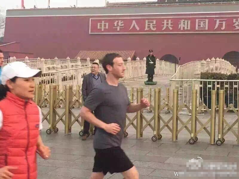 今年2月，极端组织“伊斯兰国”(IS)的支持者在网上发布一段新的录像片段，公然向扎克伯格发出恐吓，抨击他的公司从旗下的社交网站上，删除嫌疑激进分子和恐怖分子的账号，威胁要杀死他们。但一天后，扎克伯格在5名保镖的陪跑下，依然坚持户外跑步锻炼。图为北京网友拍到扎克伯格跑步经过天安门。据北京市环境保护监测中心公布的空气指数，3月18日北京的污染指数为252，属于重度污染。
