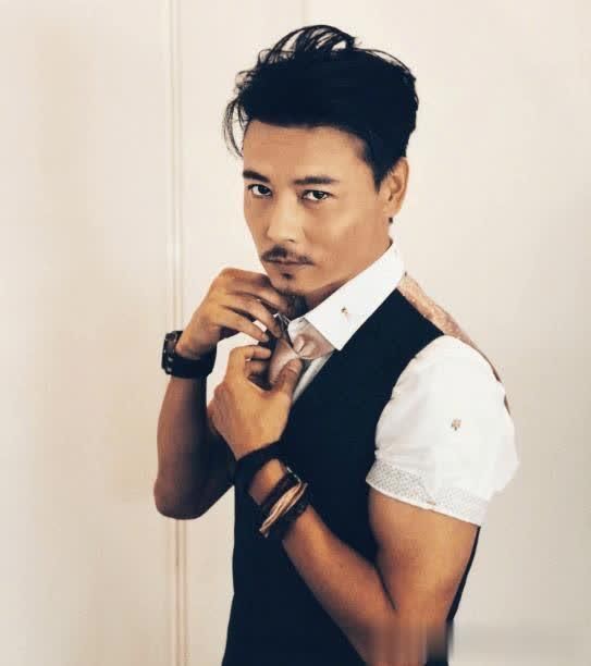 张晋晒帅照同时来了一句重庆话, 蔡少芬担心回