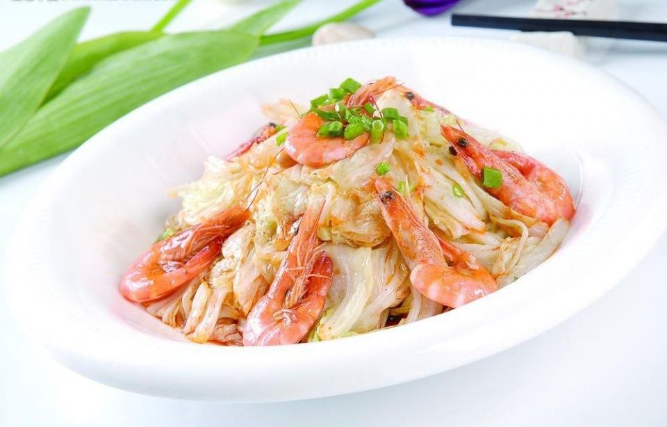 大虾烧白菜,很普通,却是青岛人特别喜爱,又时常怀念的家乡味道