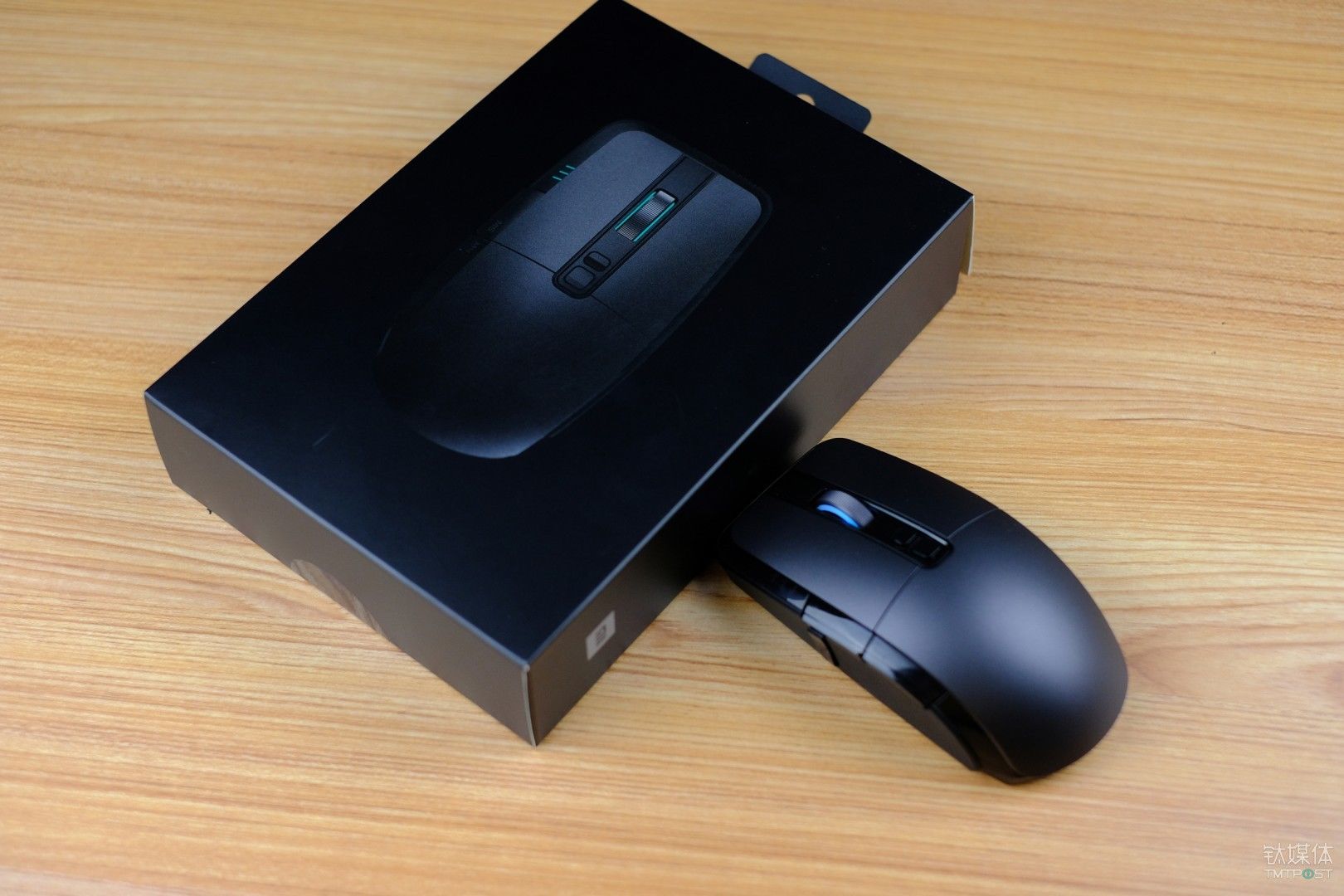 小米游戏鼠标米物智能鼠标垫:有灯光,有无线充