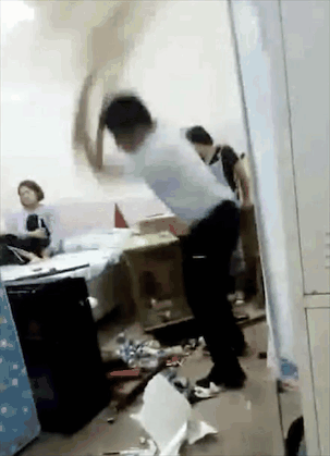 女教师宿舍喝酒遭校长打砸?教育局:校长已被停职 女教师宿舍喝酒遭校长打砸?教育局:校长已被停职