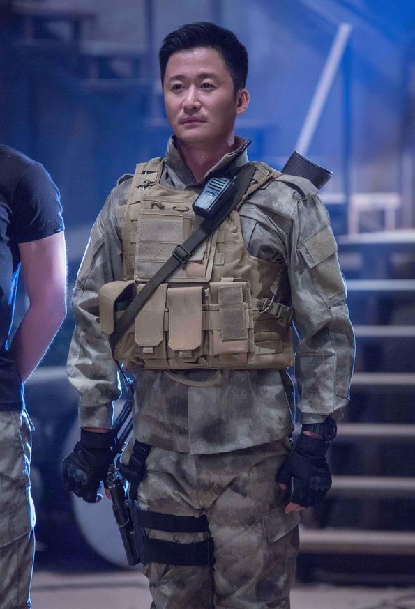 吴京穿军装展硬汉精神 眼神坚毅帅气 吴京穿军装展硬汉精神 眼神坚毅帅气