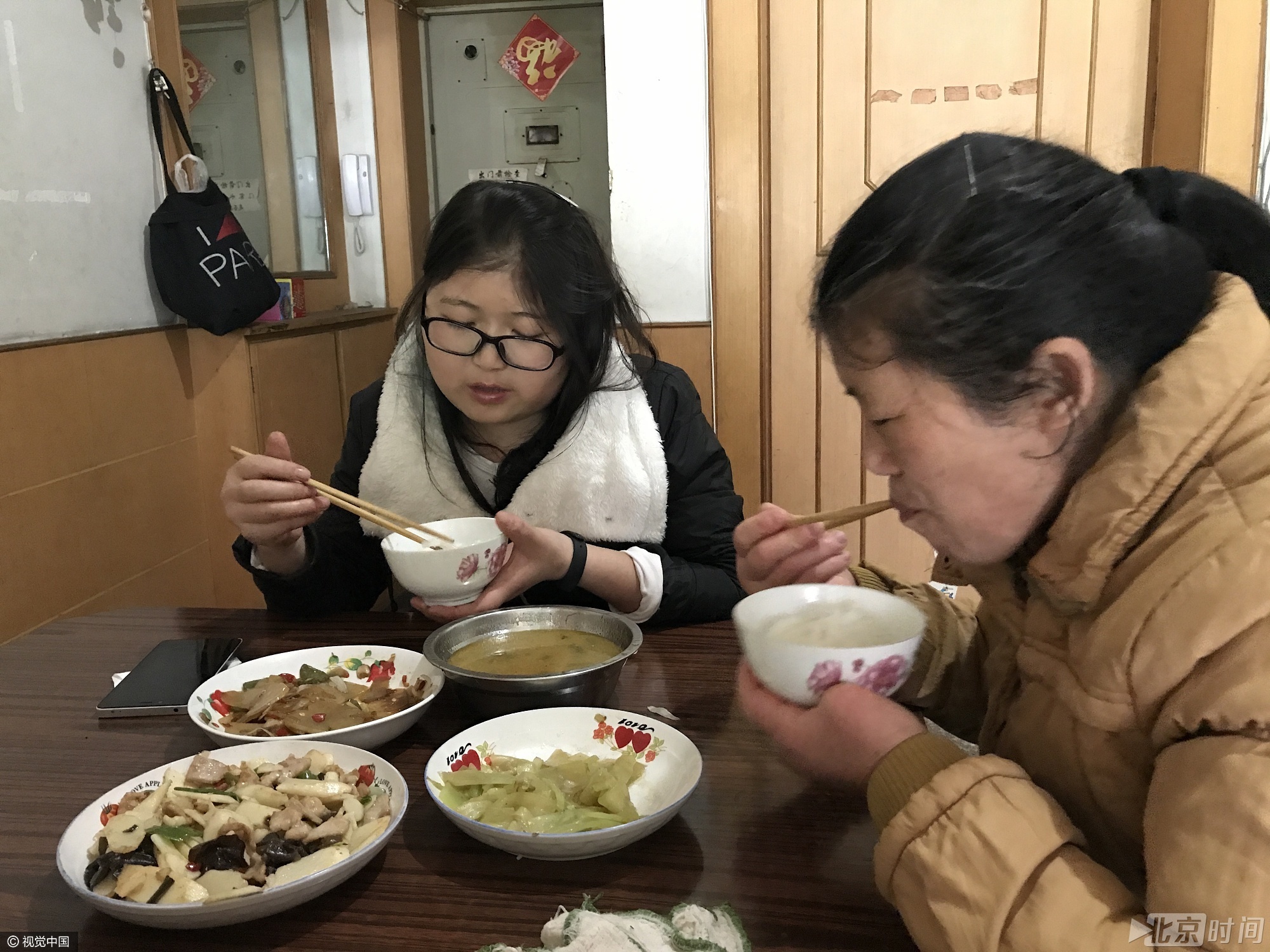 为了挣钱治病,李娟最近选择做兼职,每天80元的收入,但对于后期治疗费来说,却是杯水车薪。后有几次做兼职出现脚痛、头晕、全身乏力等症状,担心会复发和感染,李娟不敢再继续做兼职,只好在家休养。最近,李娟突发奇想到街头“摆摊”钻胯求助。在面对不少市民的质疑,李娟依然坚信会有理解她的好心人,并称钻胯的确是奇耻大辱,非常伤尊严,但不继续治疗就会有生命危险,如此筹钱治病也是无奈之举。