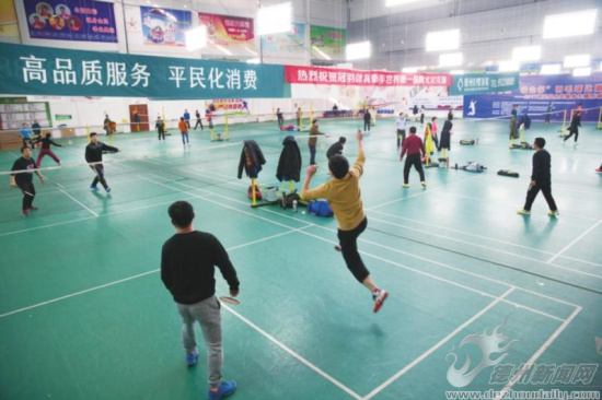 羽毛球馆天天爆满 打球需要排队 羽毛球馆天天爆满 打球需要排队