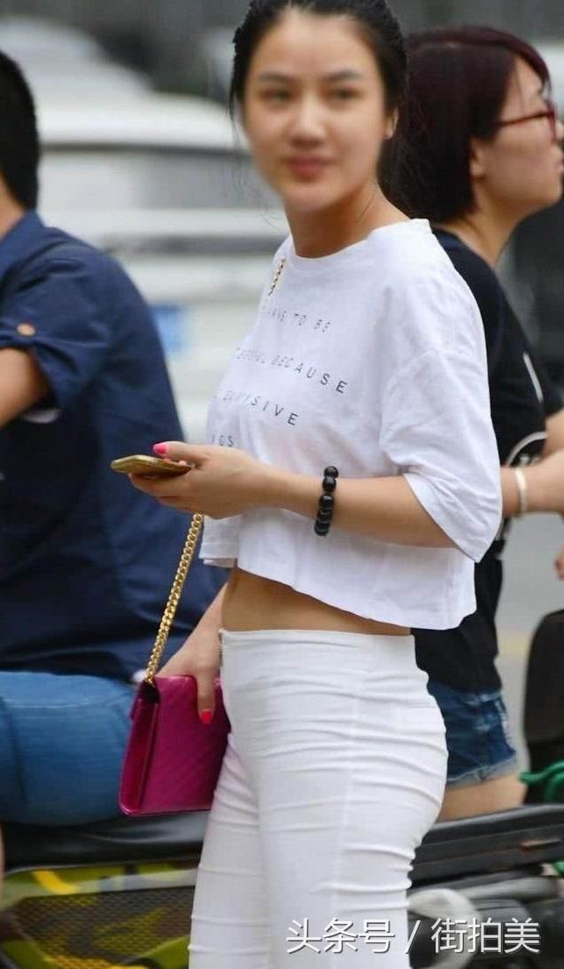 街拍:露腰白色短T恤搭配白色紧身包臀裤,一身
