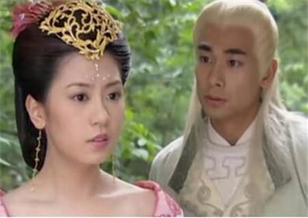 44岁贾静雯晒泳装照,这身材也太有料了吧!