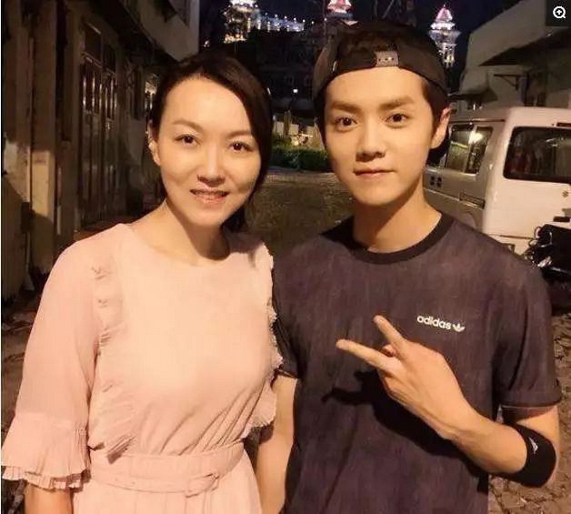 明星妈妈谁最惊艳?鹿晗妈妈素颜美 刘诗诗妈妈美貌超女儿