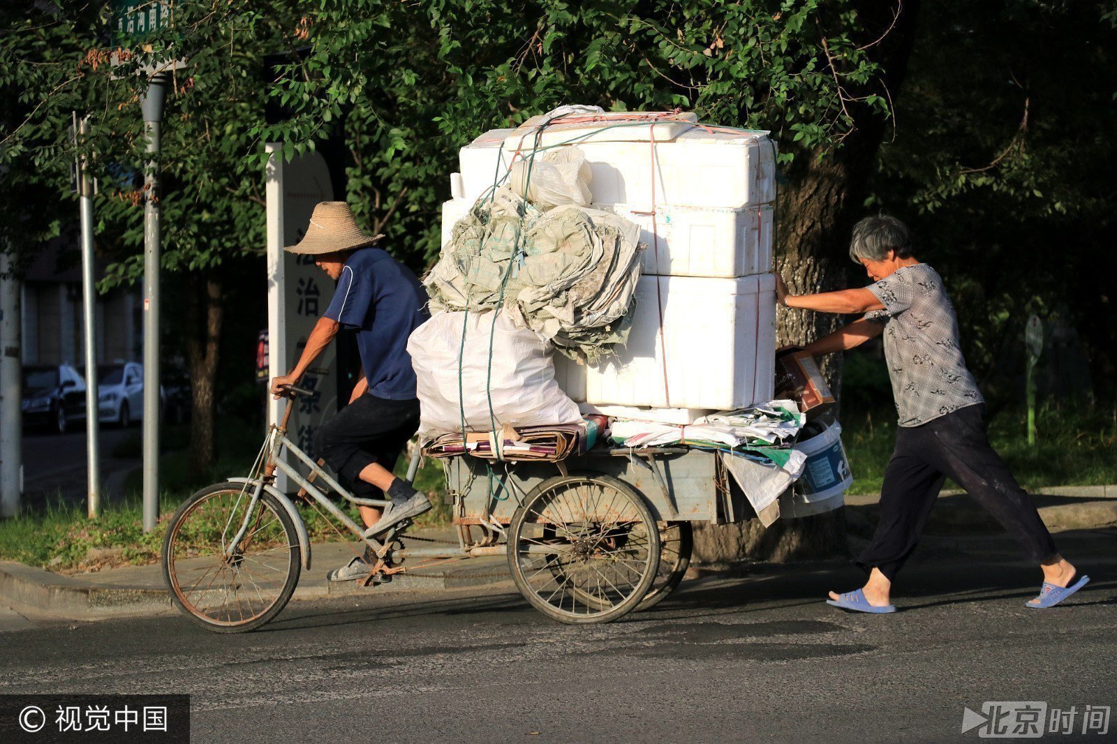 安徽芜湖,许友庆,张翠英老人骑着装有满满垃圾的三轮车前往废品收购站