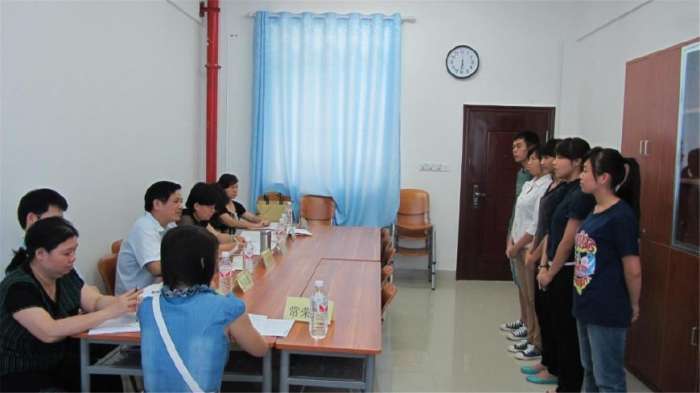 女面试官: 两个人分五个苹果, 怎么分最公平? 女