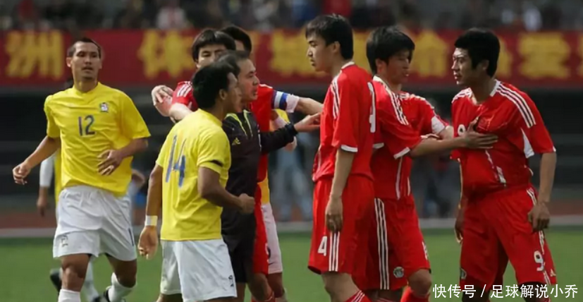 国足抵泰国迎严峻考验,天气湿热体力尽耗,里皮