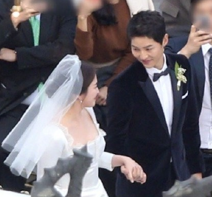 双宋婚礼现场:被花海包围 宋慧乔白色婚纱美哭！