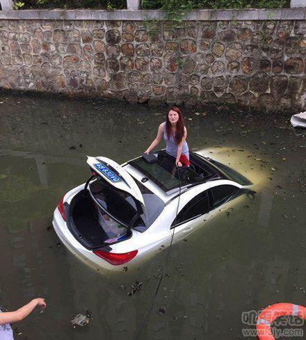 记者获悉,华贸中心车辆撞墙事故发生后,被撞女保安伤情较重,急救人员