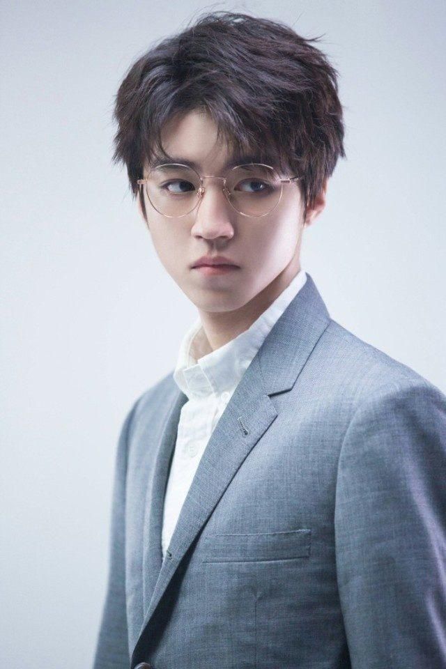 王俊凯代言眼镜成禁欲美男,戴上眼镜秒变雅痞