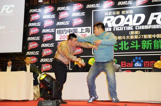 近日，中国20岁格斗小将敖日格乐，比赛中暴揍曾参加日本黑社会组织“山口组”的韩国选手金在勋，24秒KO后仍旧击打对手甚至裁判都拦不住。