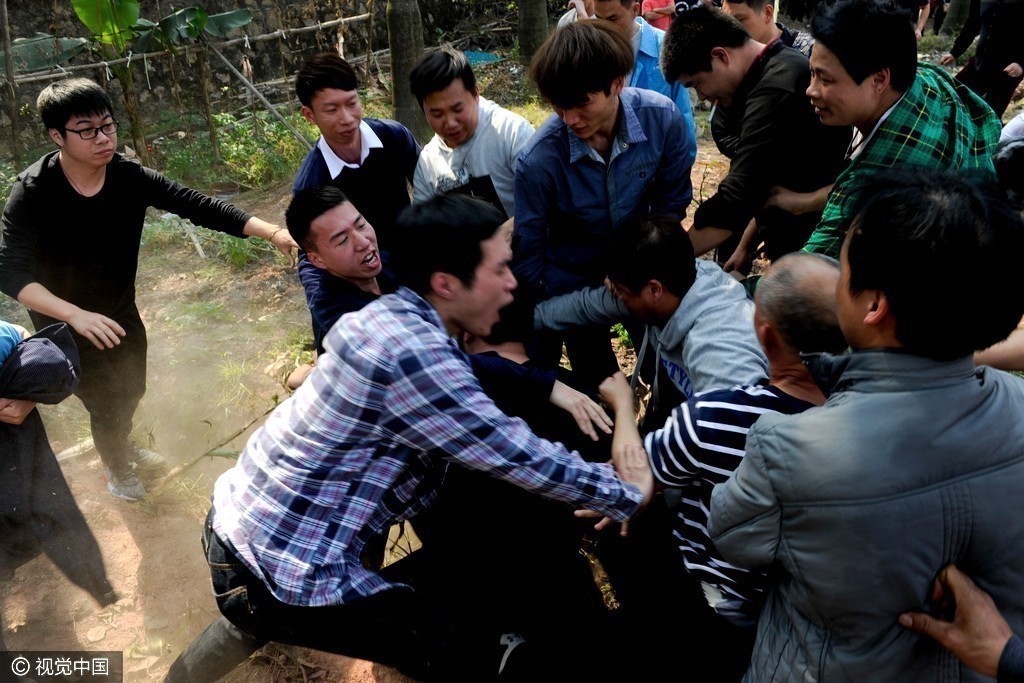 东莞正月二十抢炮头:壮汉们为抢到炮头 东莞正月二十抢炮头:壮汉们为抢到炮头