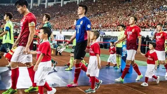 涨姿势:为什么足球比赛开场时,球员都要牵着一