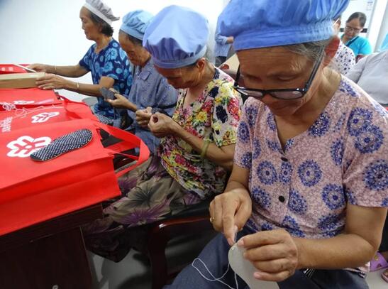 学员们认真打鞋底