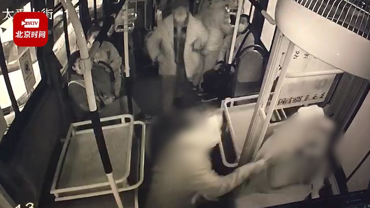 哈尔滨一男子嫌公交车开得慢与司机发生口角 抡起买菜车打晕司机