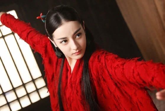 迪丽热巴罕见穿深V礼服 害羞得多次捂胸