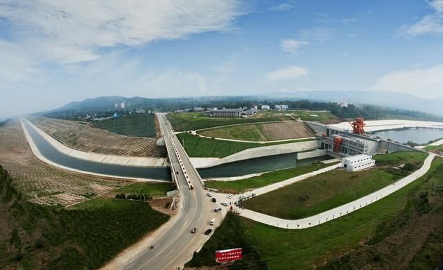 东线是借助已有的京杭大运河所修建的,能将长江下游的水输送到北京.