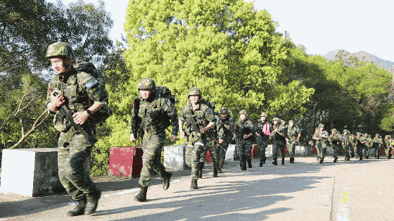 负重奔袭!一组动图带你感受武警"魔鬼周"极限训练