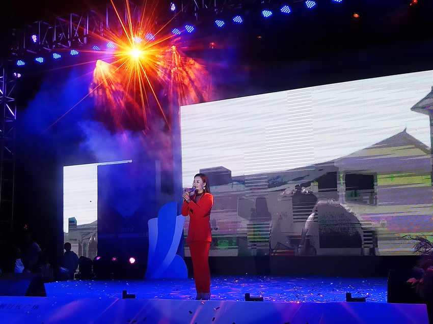 1567654645936457.jpg 歌手周融儿献声兴义 透露专辑制作进度(图1)