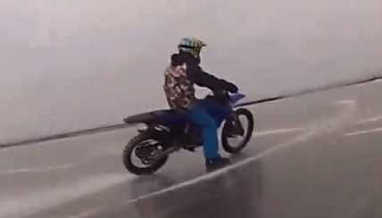 男子将3000枚螺钉在摩托车轮胎上,冰面上行走