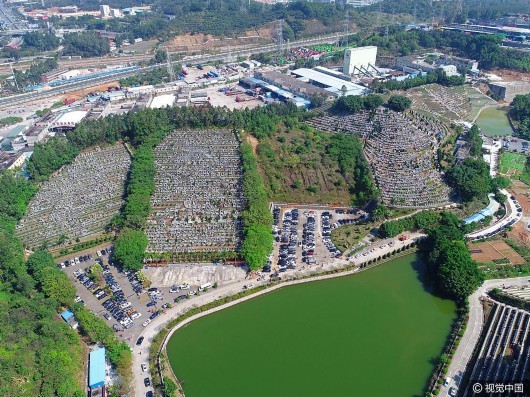 深圳迎来扫墓高峰 场面震憾