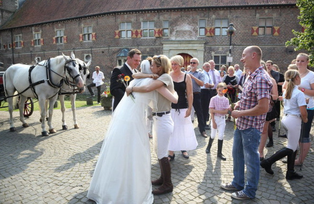 德国，德国婚礼上，新郎新娘请的都是至亲好友，八竿子打不着的人是不可能请的，当然这些好友亲朋也会凑份子，但这个份子钱就是用来支付当天的饭费的，一般就是30到50欧元。婚礼总共花费不到1w欧，也就是普通德国人两三个月的工资。