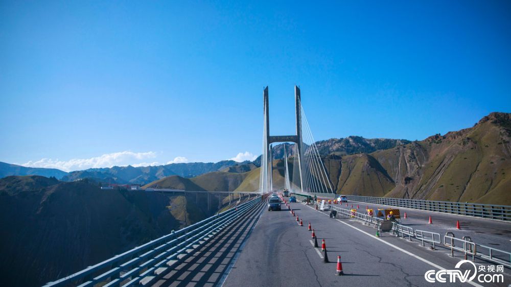 大桥是新疆公路第一座斜拉桥，也是国内第一座公路双塔双索面钢桁梁斜拉桥。
