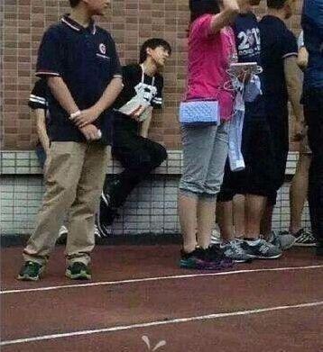 王俊凯军训时犯低血糖病,他手里握着的一根棒