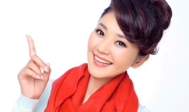 曾是央视名嘴,美貌与主持功力不亚于董卿,如今儿子撞脸岳云鹏