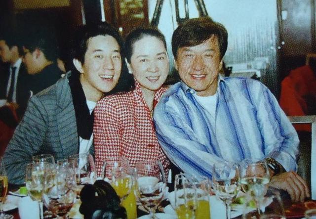 为什么林凤娇对成龙越轨行为丝毫没有怨言呢？