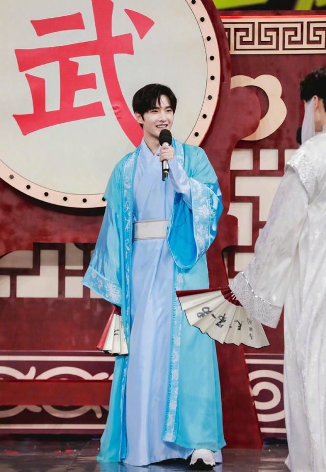 杨洋与魏大勋争美男 再现五年前绝招秒变桌子