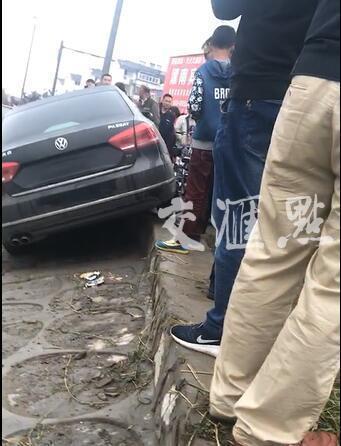 小学门口现枪战?警方:民警鸣枪示警 小学门口现枪战?警方:民警鸣枪示警