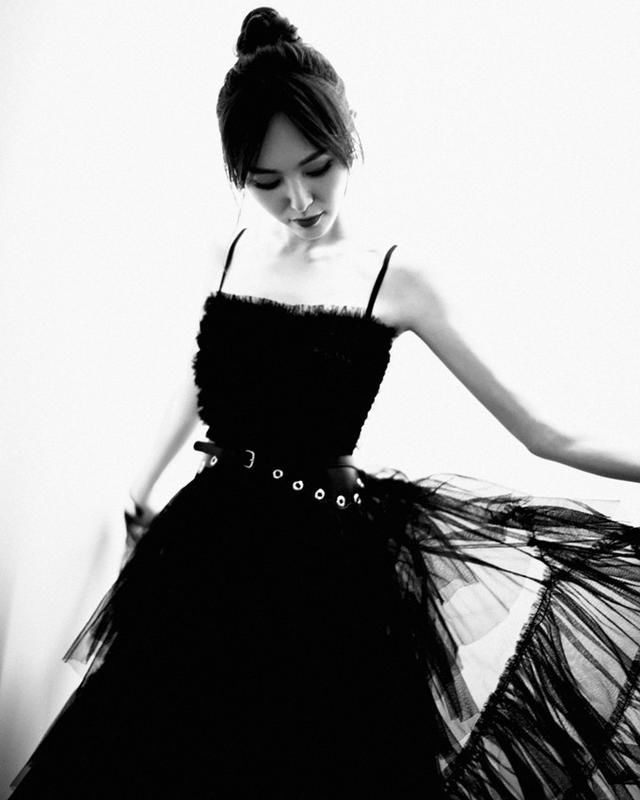 唐嫣与古力娜扎身高一样,同穿黑色薄纱吊带裙