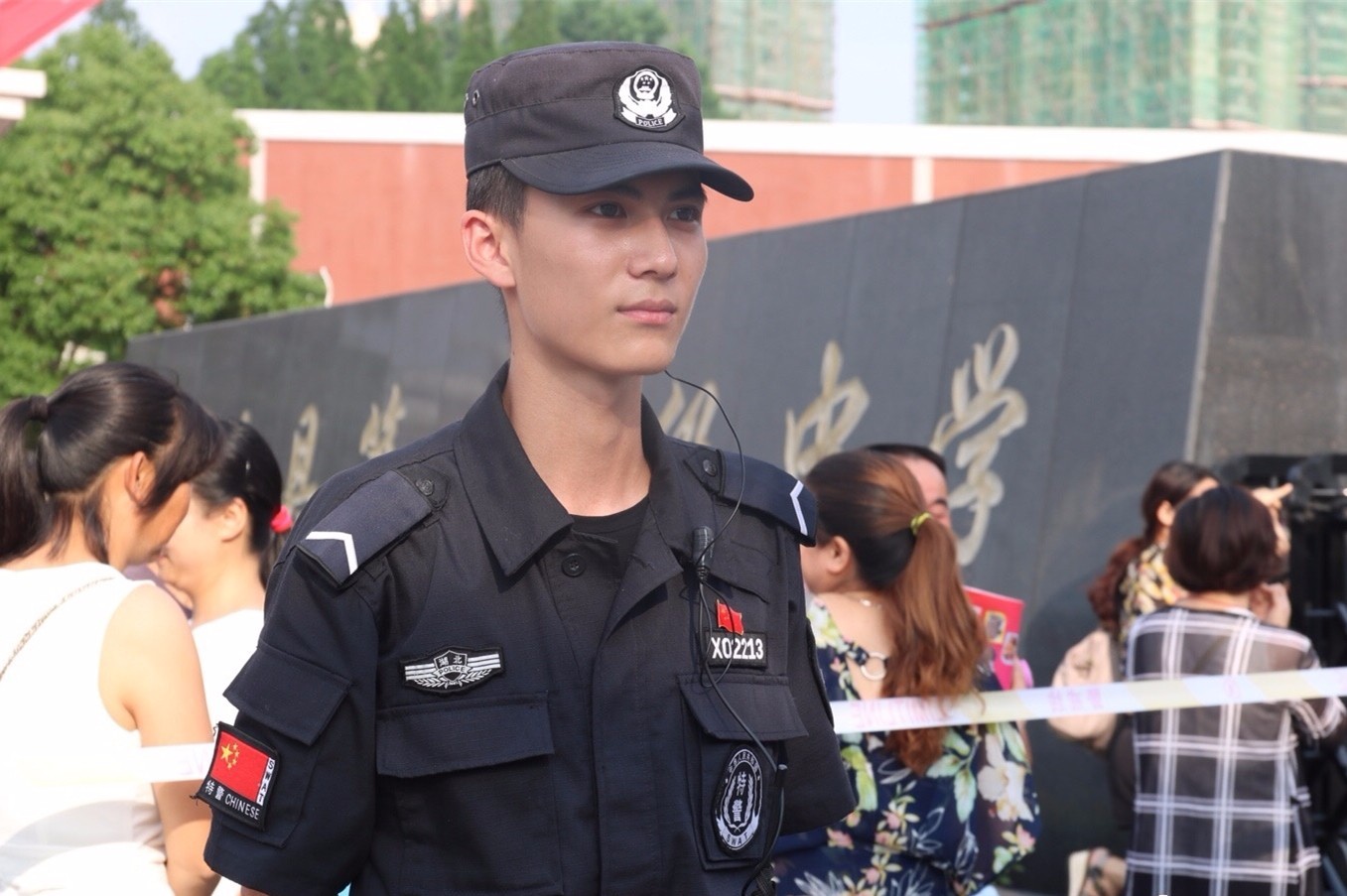 据了解,这名帅哥是江陵县公安局巡特警大队的一名巡特警队员,名叫祁懿