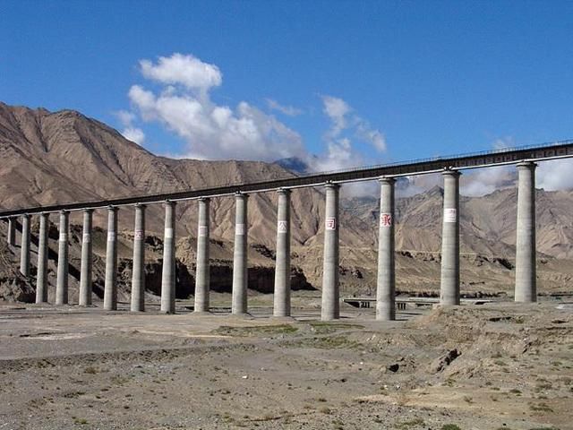 这两个城市之间正建设一条铁路线, 虽施工难度