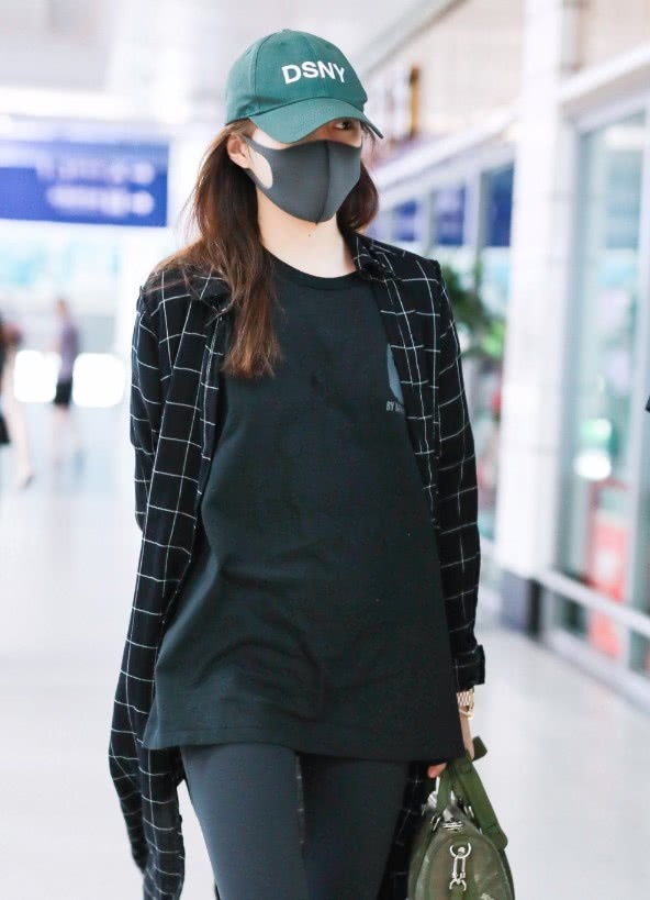 关晓彤直接穿健美裤走机场,秀出了一双逆天牙