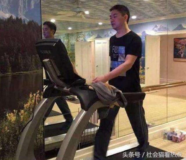 刘强东为了满足章泽天 发愤图强勤健身 网友:年