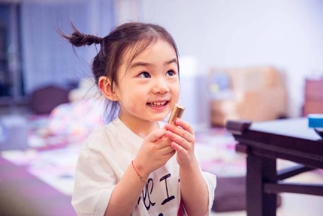 戚薇和老公李承铉穿着情侣小白鞋秀恩爱,不带