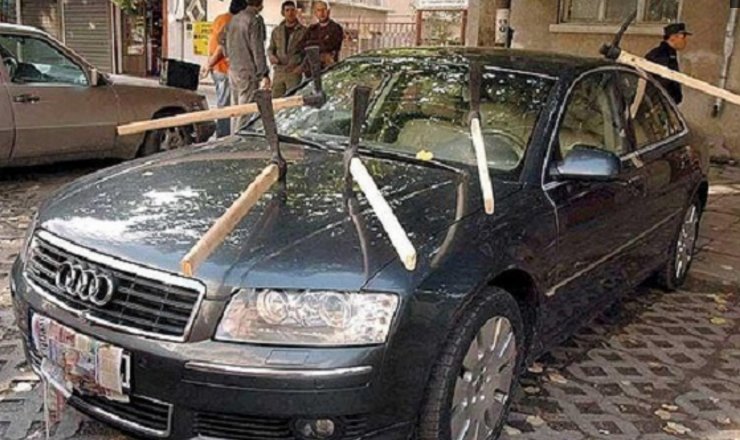 奥迪停小区楼下,居民纷纷送礼,车主取车时几度