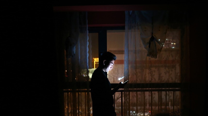 没钱在在北京开店，又想坚持做自己喜欢的事，张学文干脆在淘宝上开了家店接单。这天，张学文接到一笔订单，站在阳台等待顾客。在网上只要一千元就可以开始创业，张学文对这十分满意，“找我拍照的270名顾客都是陌生人，全来自淘宝。”