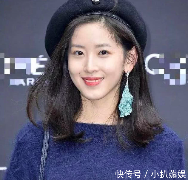 章泽天红衣配白裤,扎马尾显清穿,夹在一堆外国