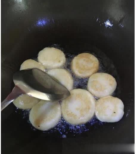 趁热来两个,里面的馅好好吃小心烫口