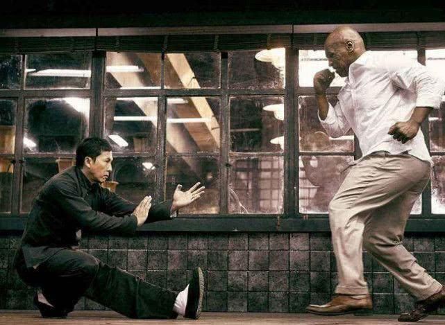 泰森再演中国电影,看到三个中国女孩没衣服穿