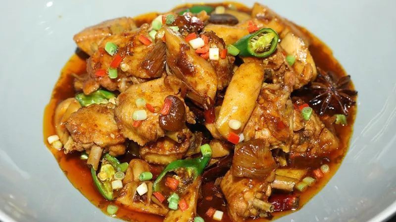 油焖笋烧鸡,料足才够味儿! 油焖笋烧鸡,料足才够味儿!