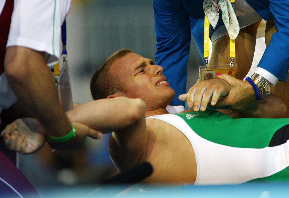 2008年北京奥运会，匈牙利选手鲍·亚诺什在男子77公斤级比赛中意外被杠铃砸中肩部，经初步检查诊断为右肩脱臼。